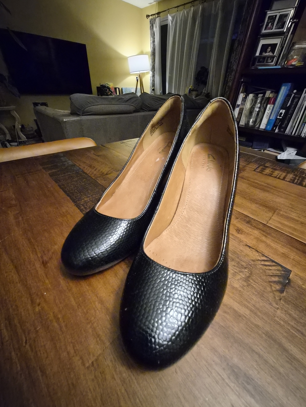 Clarks Artisan Black Textured Women's Pumps - Unbranded